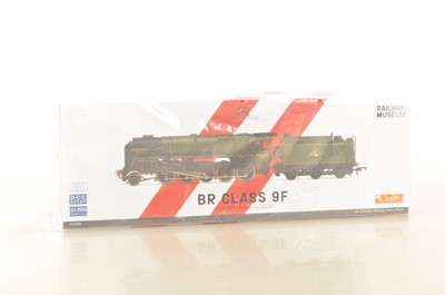 Lot 106 - Hornby NRM 00 Gauge R3988 BR green Class 9F 2-10-0 92220 'Evening Star' Locomotive and Tender