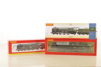 Lot 159 - Hornby 00 Gauge Britannia and Class 8 BR green Steam Locomotives and Tenders (2)