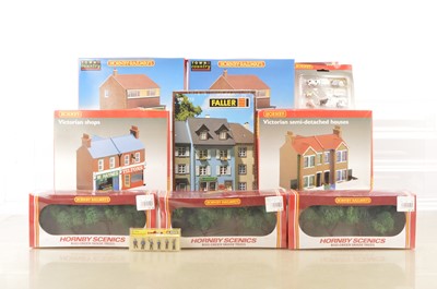 Lot 179 - Hornby 00 Gauge Building kits Figure Packs and Scenic items and Faller and Bachmann and other makers Scenic Assessories (qty)