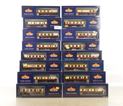 Lot 306 - Bachmann boxed 00 Gauge BR MK1 crimson and cream Corridor Coaches (16)