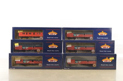 Lot 311 - Bachmann boxed 00 Gauge Royal Mail and Rail Express Systems Coaches (6)