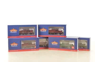 Lot 314 - Bachmann for The Model Centre boxed 00 Gauge BR MK1 maroon and green Horse Boxes (6 incl two twin packs)