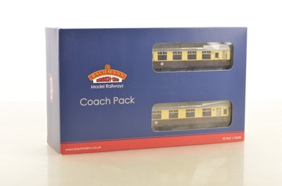 Lot 323 - Bachmann for Kernow boxed 00 Gauge MRC 39-00G BR MK1 chocolate and cream 'Cornish Riviera' four Coach set