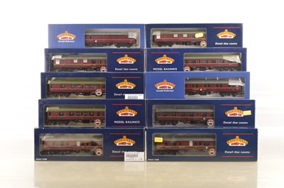 Lot 327 - Bachmann boxed 00 Gauge BR MK1 maroon Corridor Coaches and Thompson Parcels Coach (10)