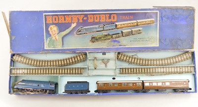 Lot 422 - Hornby-Dublo 00 Gauge pre-war DP1 Clockwork Passenger Train Set