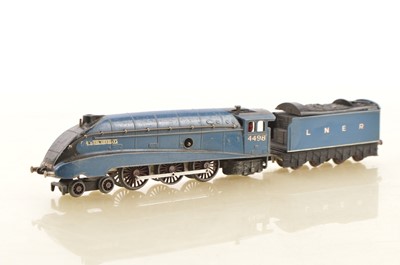 Lot 424 - Hornby-Dublo 00 Gauge pre-war Clockwork LNER blue Sir Nigel Gresley Locomotive and tender