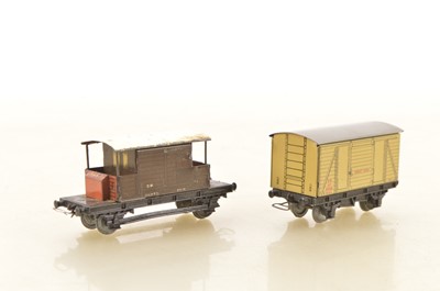 Lot 430 - Hornby-Dublo 00 Gauge pre-war SR Van and Brake Van (2)