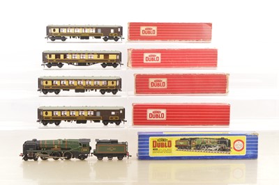 Lot 454 - Hornby-Dublo 00 Gauge 3-Rail late issue BR green 3235 rebuilt West Country Class 34005 'Dorchester' Locomotive and Tender and four Pullman Coaches (5)