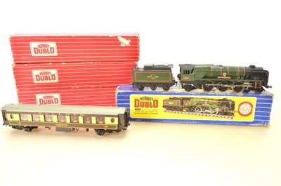 Lot 455 - Hornby-Dublo 00 Gauge 3-Rail late issue 3235 BR green rebuilt West Country Class 34005 'Dorchester Locomotive and Tender and four Pullman Coaches