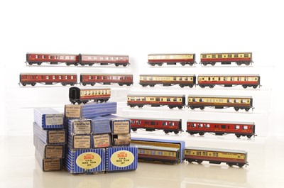 Lot 460 - Hornby-Dublo 00 Gauge 3-Rail boxed and unboxed Coaches including TPO Sets (27)