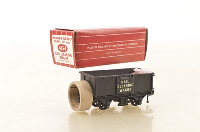 Lot 485 - Hornby-Dublo 00 Gauge 2-Rail Replica 4654 Track Cleaning Car