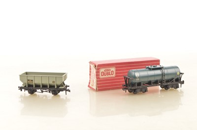 Lot 486 - Hornby-Dublo 00 Gauge 2-Rail late issue ICI bogie Tank wagon and Hopper wagon