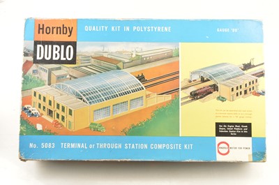 Lot 490 - Hornby-Dublo 00 Gauge 2-Rail part complete 5083 Terminal or Through Station Kit