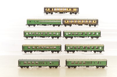 Lot 500 - Hornby-Dublo 00 Gauge 2-Rail Super Detail BR SR green Corridor and Suburban Coaches and Pullman Cars (9)