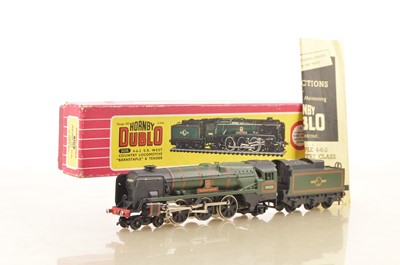 Lot 512 - Hornby-Dublo 00 gauge 2-Rail 2235 BR green rebuilt West Country Class 34005 'Barnstaple' Locomotive and Tender