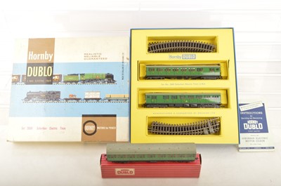 Lot 513 - Hornby-Dublo 00 Gauge 2-Rail 2050 Southern Electric BR SR green EMU Train Set and separate 4081 Centre Coach (2)