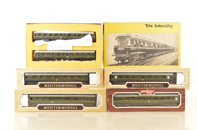 Lot 526 - Trix and Liliput HO Gauge Transpennine BR green Power Trailer and centre Coaches (5)