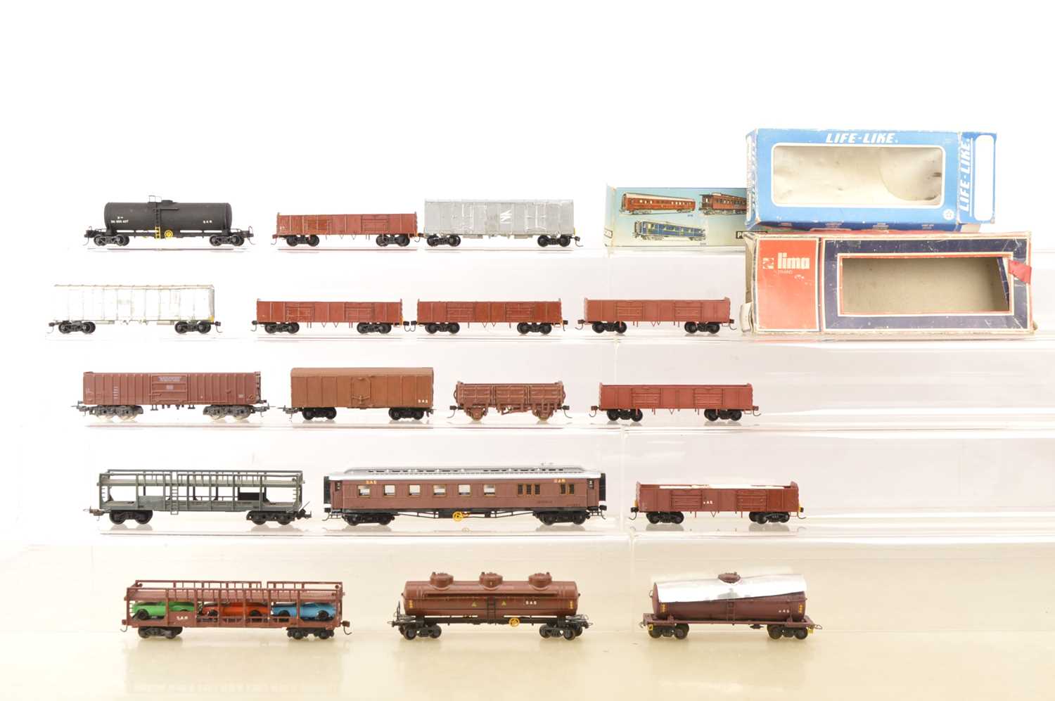 Lot 622 - Lima Pocher and Life-Like unboxed South African HO Gauge repainted wagons