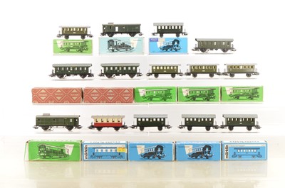 Lot 707 - Marklin HO Gauge German Four Wheeled Coaching Stock (14)