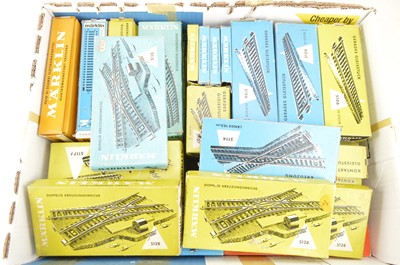 Lot 711 - Marklin HO Gauge Track (50 Packs)