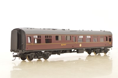 Lot 907 - Sancheng (China) / Bachmann Brassworks modern Issue 0 Gauge BR maroon MK1 RMB Buffer Car