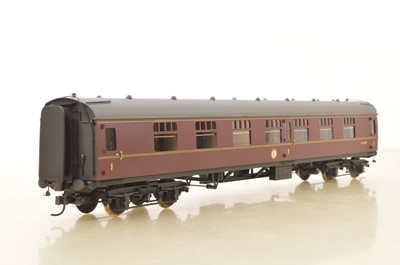 Lot 915 - Sancheng (China) / Bachmann Brassworks modern Issue 0 Gauge BR maroon Mk 1 FK side Corridor Coach