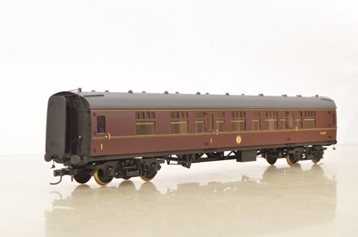 Lot 916 - Sancheng (China) / Bachmann Brassworks modern Issue 0 Gauge BR maroon Mk 1 CK side Corridor Coach