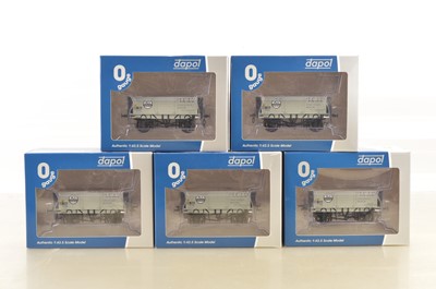 Lot 929 - Dapol 0 Gauge (Ex Tower models) modern issue 0 Gauge group of ICI 5-plank (5)