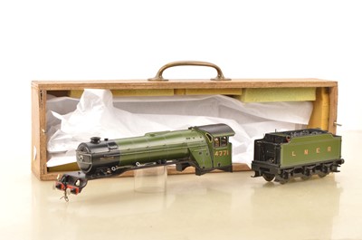 Lot 996 - Unknown make 0 Gauge finescale Class V2 Locomotive body and Tender in LNER lined green 'Green Arrow'