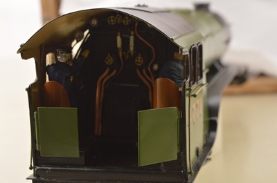 Lot 996 - Unknown make 0 Gauge finescale Class V2 Locomotive body and Tender in LNER lined green 'Green Arrow'