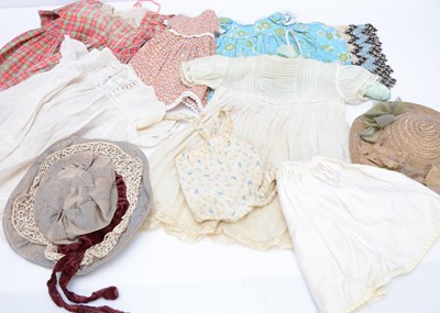 Lot 187 - A quantity of doll's and children's clothing