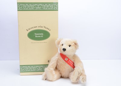 Lot 389 - A Steiff limited edition Vedes teddy bear