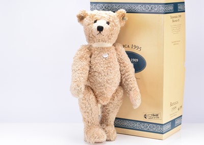 Lot 590 - A Steiff limited edition Teddy Bear 1909 blonde replica