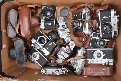 Lot 121 - A Group of Eastern Bloc Cameras