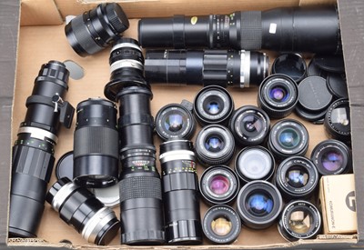 Lot 512 - A Tray of Prime Lenses