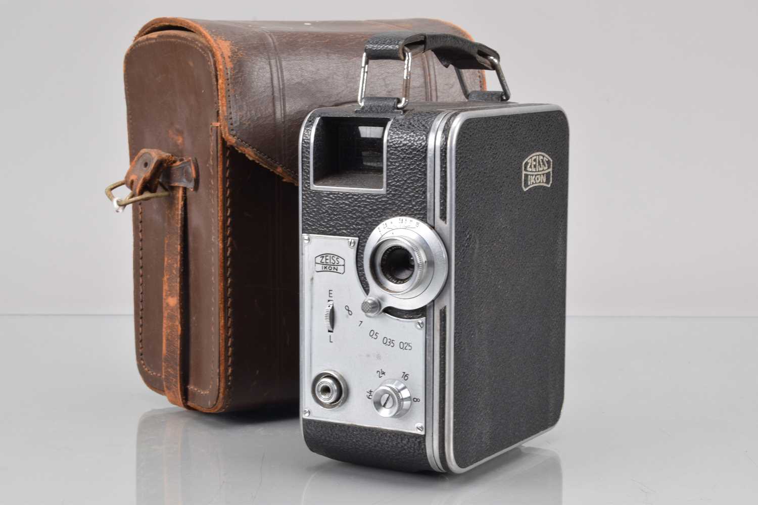 Lot 565 - A Zeiss Ikon Movikon K 8mm Cine Camera