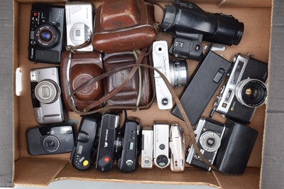 Lot 591 - A Tray of Various Cameras