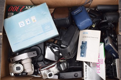 Lot 655 - A Tray of Compacts and Digital Compact Cameras