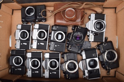 Lot 656 - A Tray of Eastern Bloc Cameras