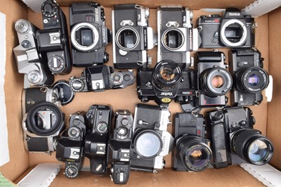 Lot 673 - A Tray of SLR Cameras