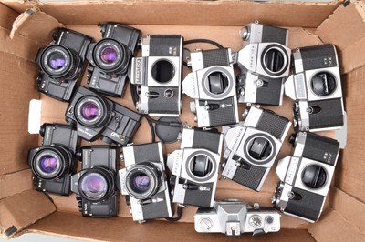 Lot 676 - A Tray of Praktica SLR Cameras