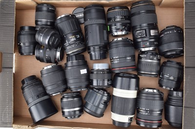 Lot 688 - A Tray of AF Lenses