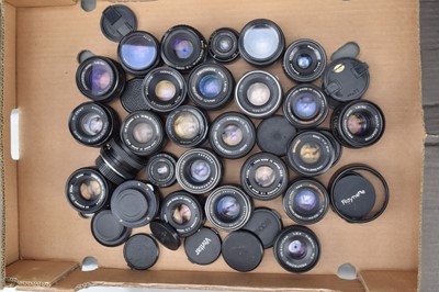 Lot 690 - A Tray of Prime Lenses