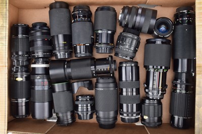 Lot 693 - A Tray of Zoom Lenses