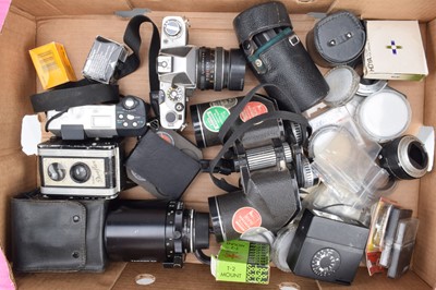 Lot 734 - A Tray of Camera Related Items