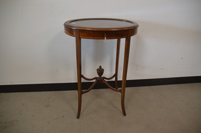 Lot 91 - A small Edwardian mahogany and inlaid oval bijouterie