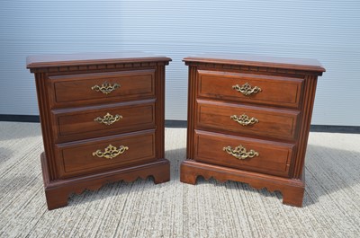 Lot 100 - A pair of modern bedside drawers