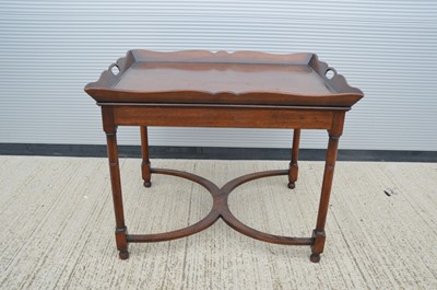 Lot 110 - An early 20th Century butler's tray stand or coffee/occasional table