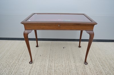 Lot 126 - An early 20th Century mahogany bijouterie table