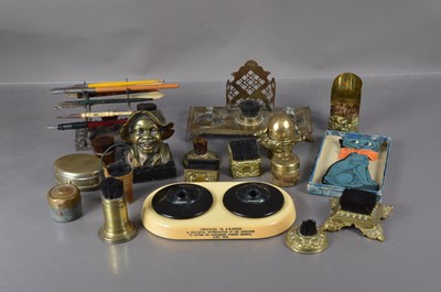 Lot 206 - A collection of desk items